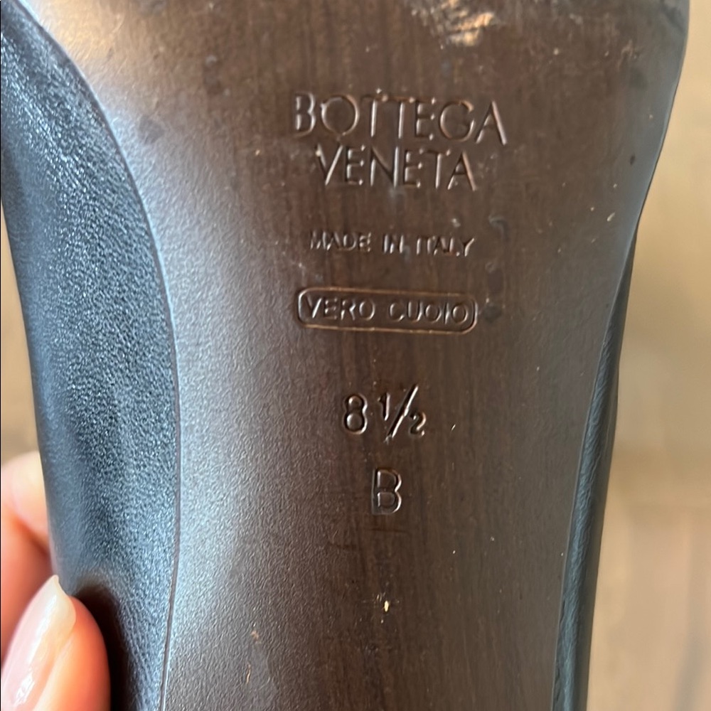 Bottega Veneta Black Textured Leather Heels with Square Toe - Picture 4 of 4